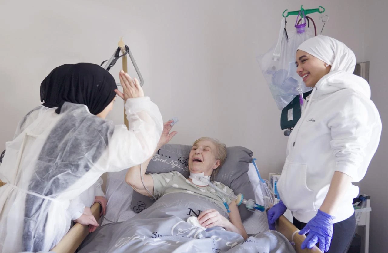 Intensia Pflegekräfte bei der liebevollen 24-Stunden-Intensiv- und Beatmungspflege einer Bewohnerin