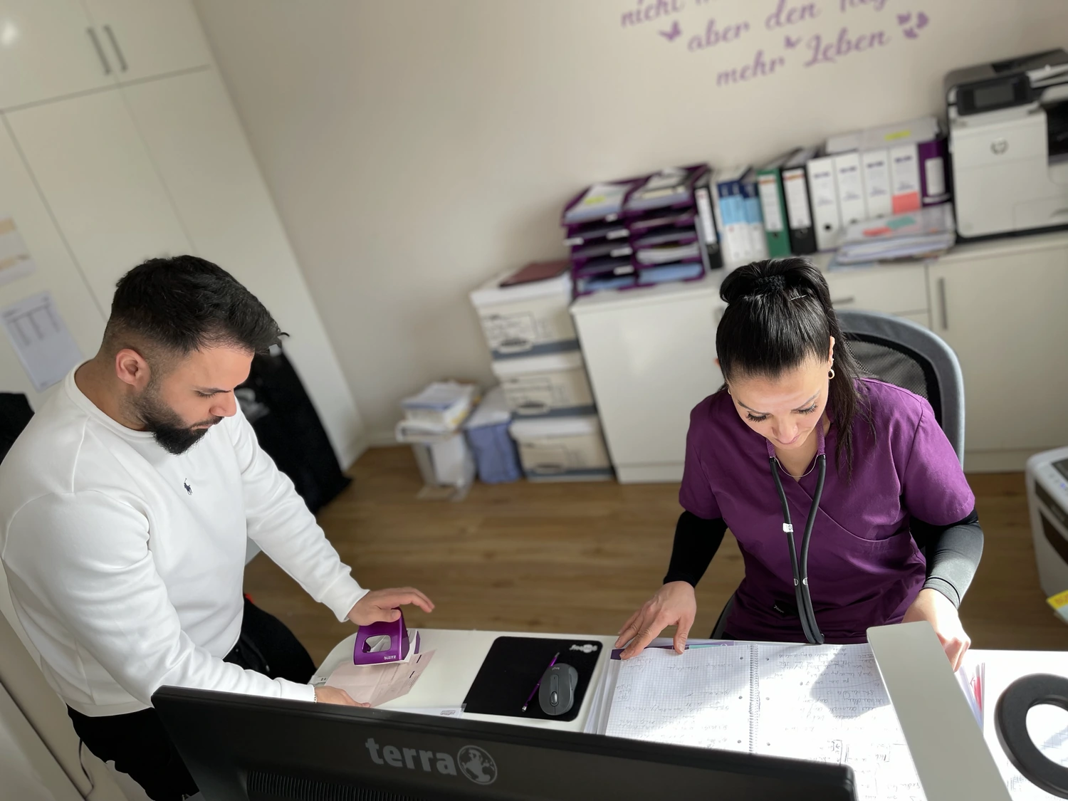 Intensia Pflegekräfte bei der Pflegeplanung und Dokumentation im Büro der Wohngemeinschaft